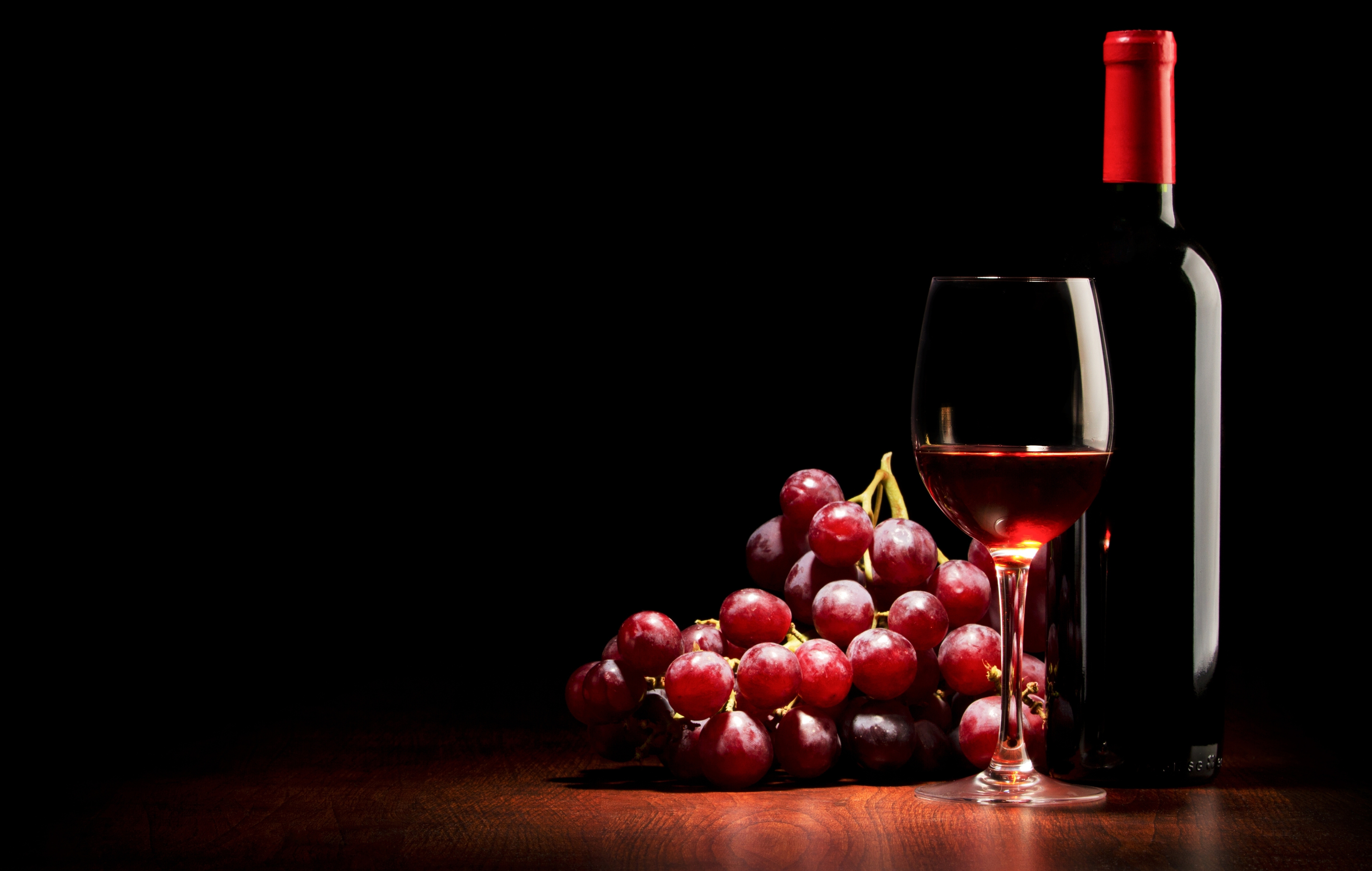 Wine red grapes bottle glass black background wallpaper 5040x3200