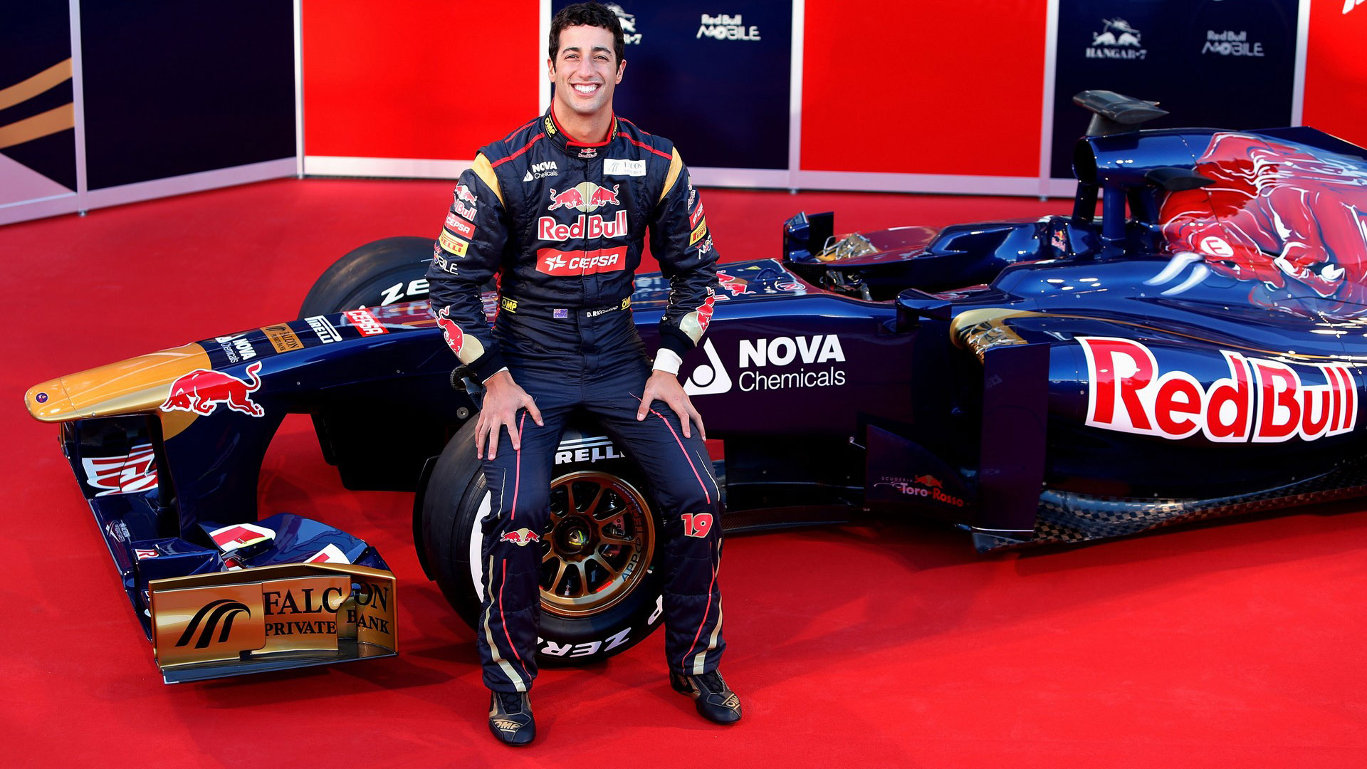 HD Pictures Launch Toro Rosso Str8 F1 Car