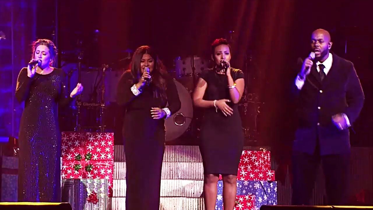 Kelly Clarkson Background Singers Sings The Christmas Song On