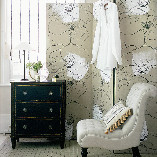 bold geometric floral wallpaper accent wall vintage bedroom entryway