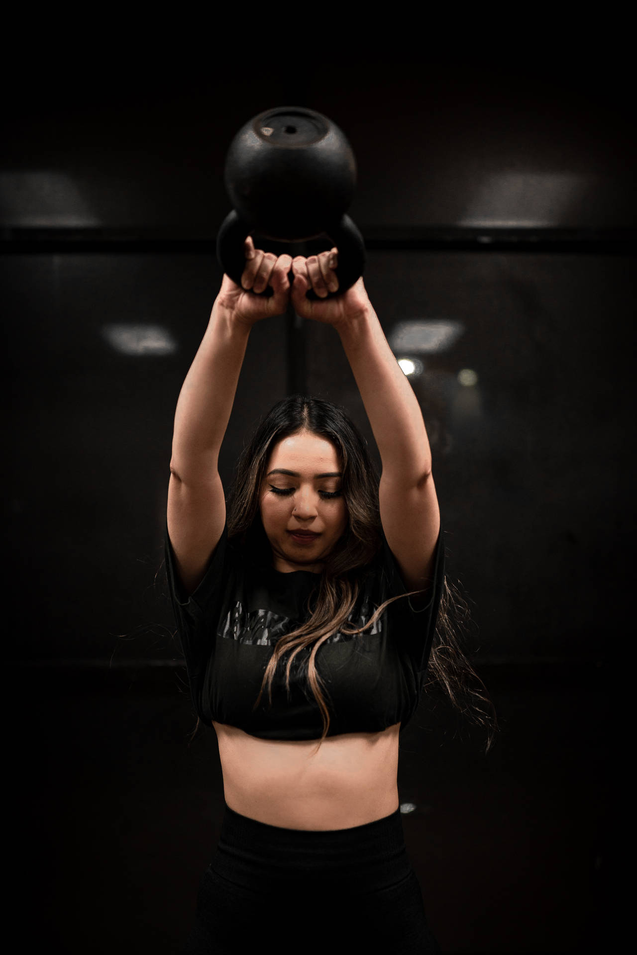 Woman Weightlifting Kettlebell Rvxxxocy9bj3ic5u Wallpaper