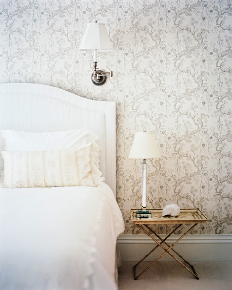 Shabby Chic   Floral patterned wallpaper in a guest room