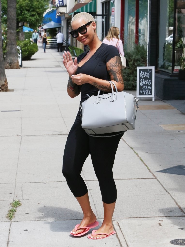 Amber Rose Pictures Stops By A Nail Salon Zimbio