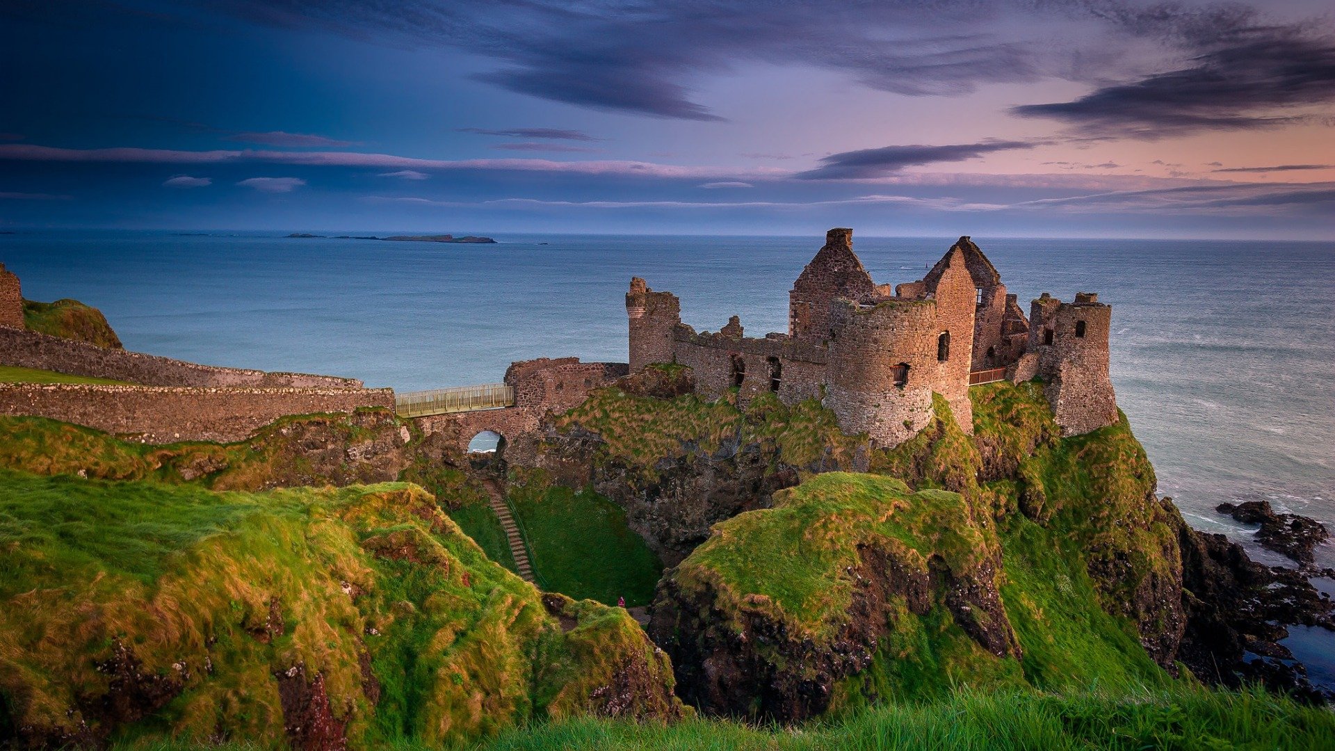 Đến với lâu đài Bắc Ireland và cảm nhận ngay sự tráng lệ của kiến trúc lịch sử xa xưa. Bức ảnh về lâu đài này sẽ mang đến cho bạn cảm giác như đang được tận mắt chứng kiến những bí mật và huyền thoại kỳ diệu xoay quanh nó. Hãy khám phá và đắm mình trong sự vĩ đại của lịch sử Ireland.