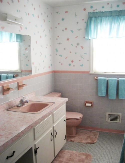 Atomic Painted Wallpaper To Perk Up Her Vintage Bathroom Retro