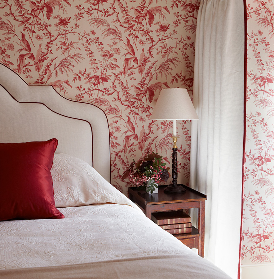 Stunning bedroom in white with red and white chinoiserie wallpaper