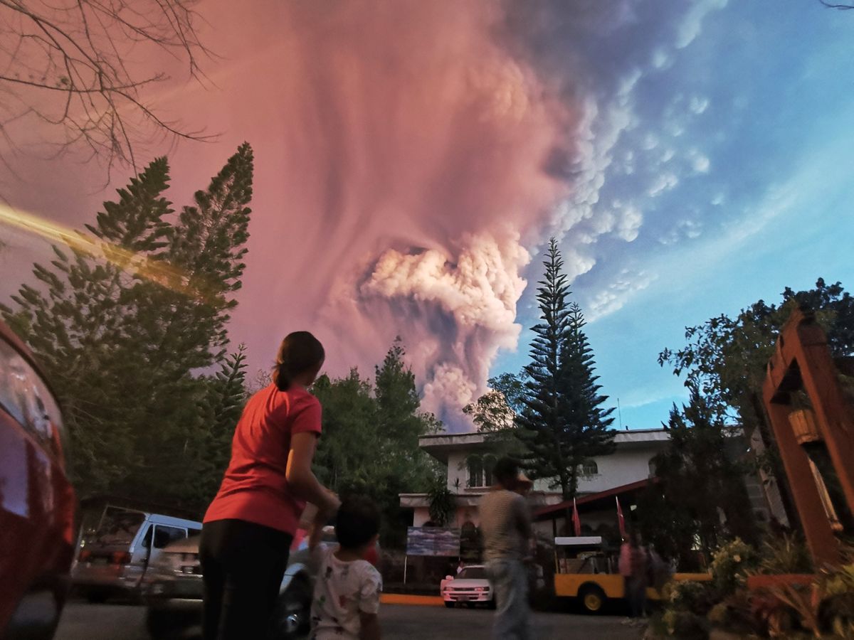 In Pictures The Philippines Taal Volcano Erupts Bloomberg