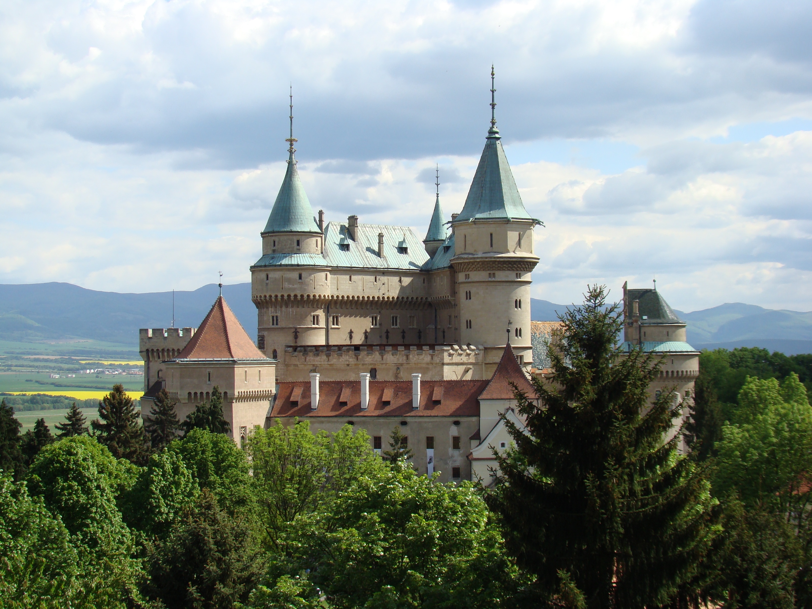 Bojnice Castle 1080p 2k 4k 5k HD Wallpaper Off