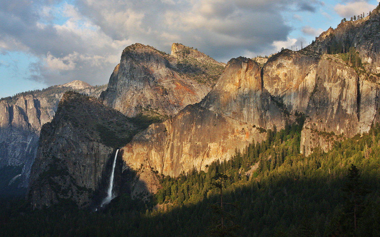 Free Yosemite Wallpaper Bridalveil Fall and Cliffs