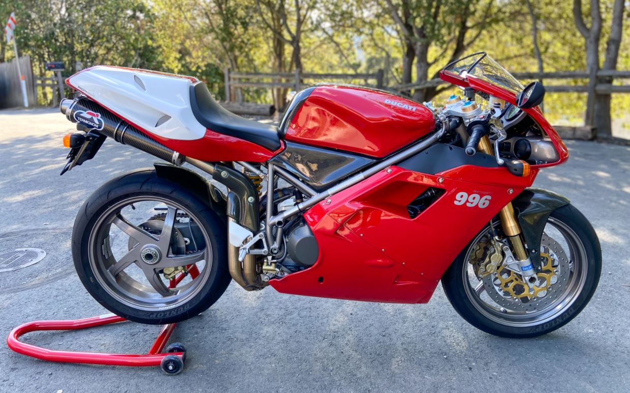 Ducati 996 Sportbike in Red and White: A Classic Superbike