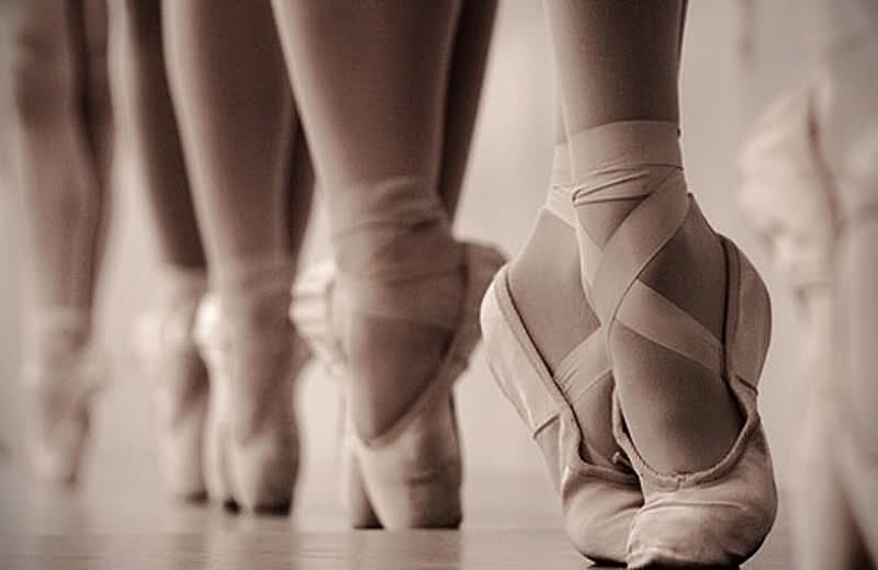 En pointe plis and ballet shoes