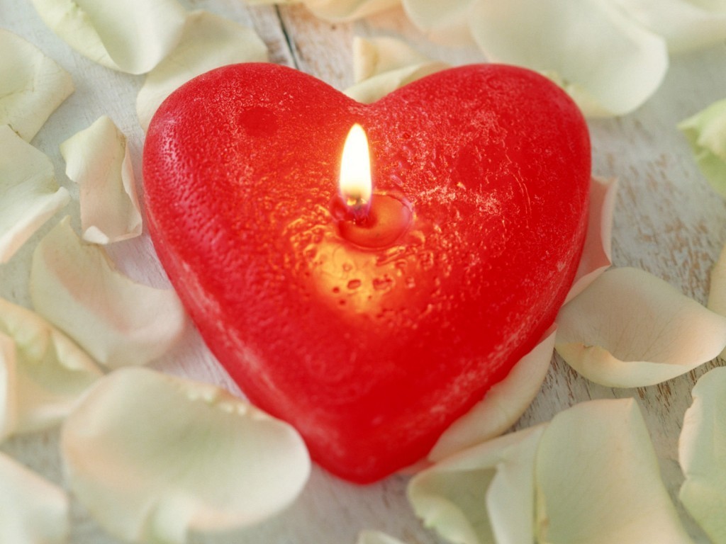 1024x768 Heart shaped candle desktop PC and Mac wallpaper