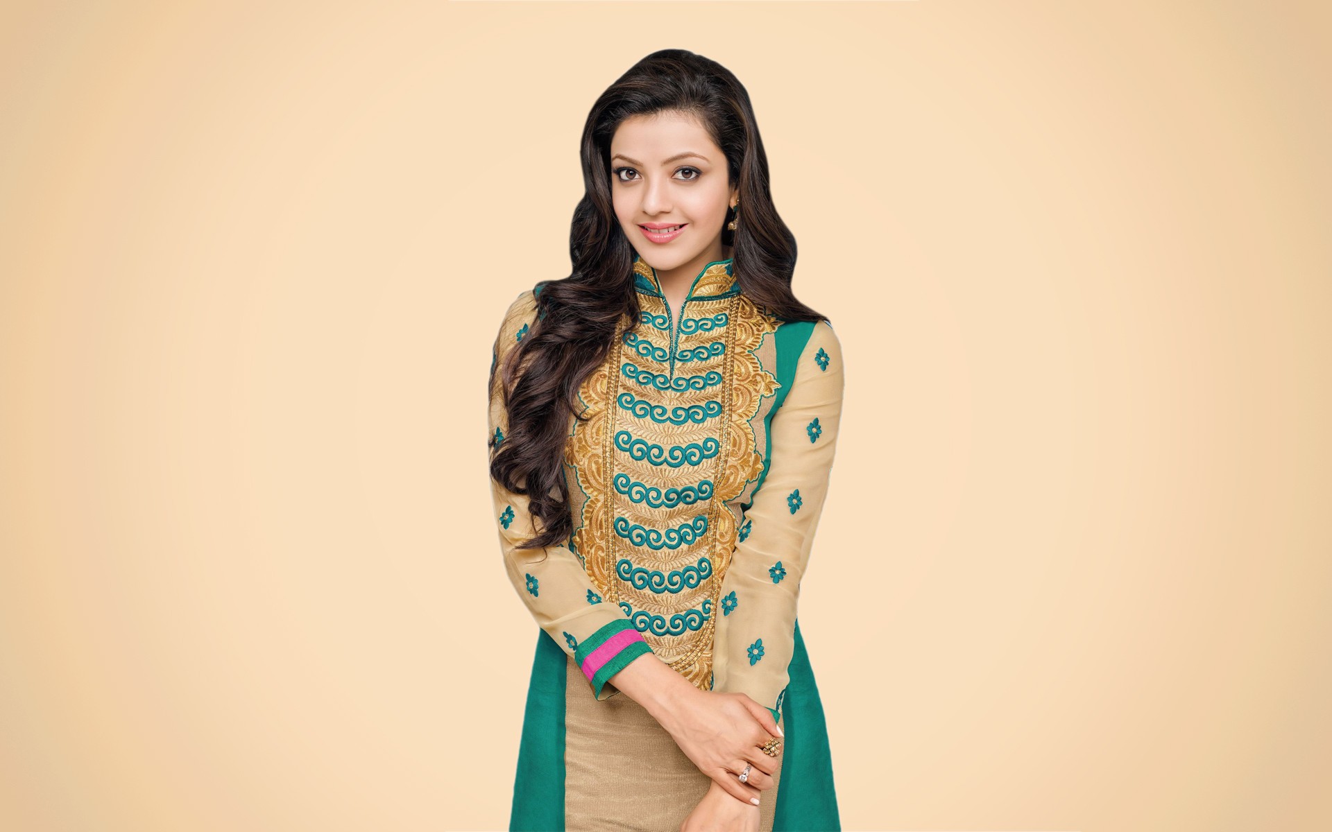 Kajal Agrawal Traditional Dress Wallpaper   New HD Wallpapers 1920x1200