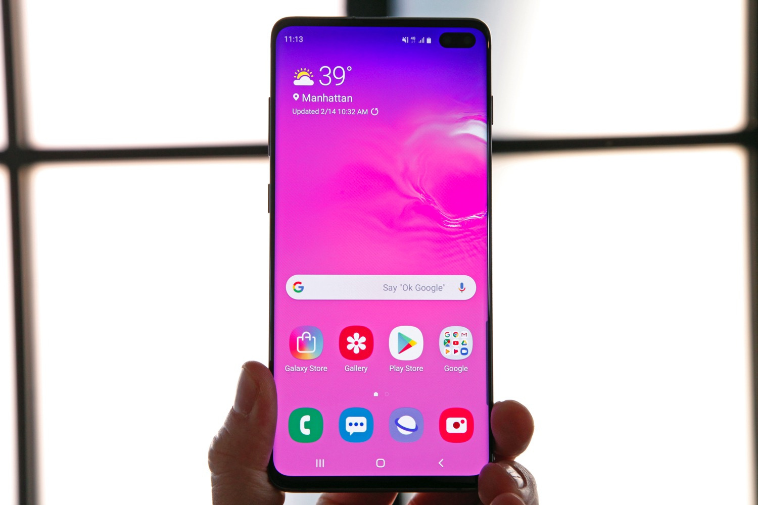 These Brilliant Galaxy S10 Wallpaper Let You Wear The Camera Hole