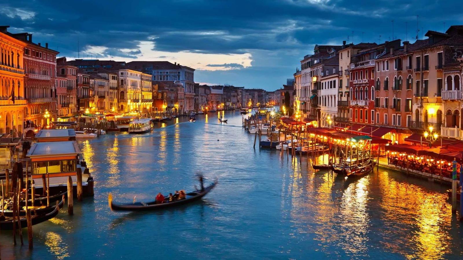 Desktop Background With Festival Lights In Venice Italy
