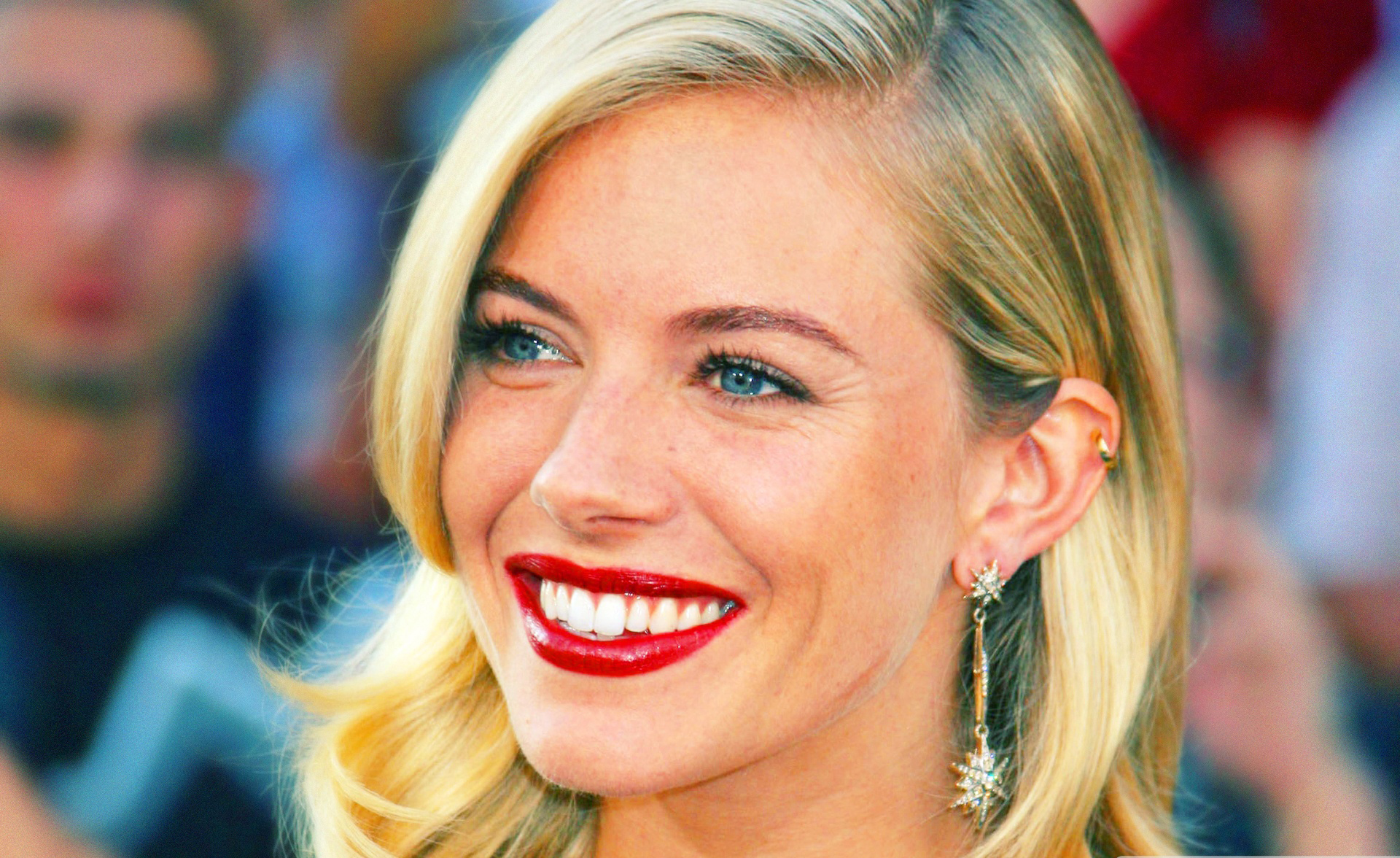 Sienna Miller Close Up Wallpaper Cover Popopics