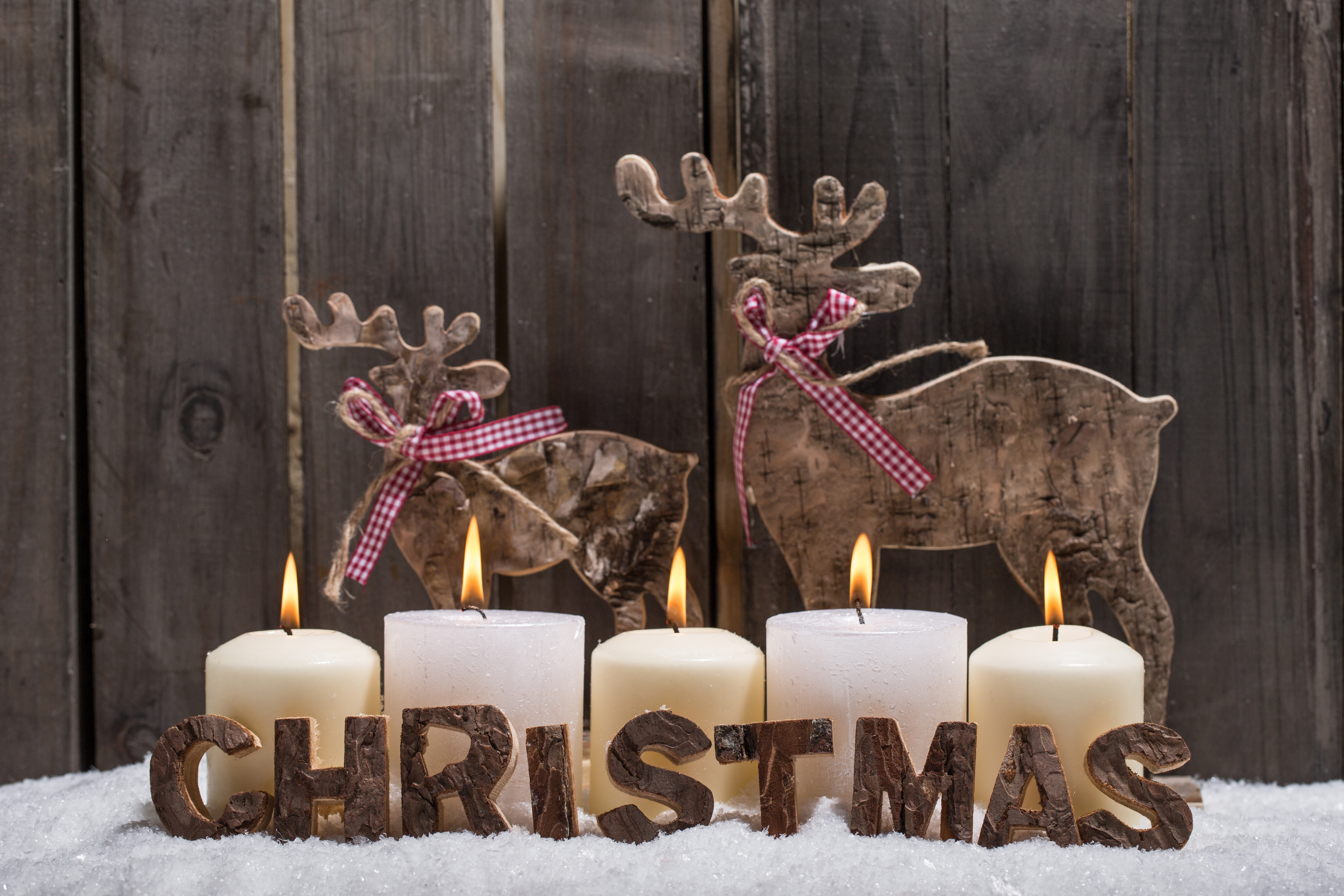 Nếu bạn yêu thích một mùa Giáng Sinh ấm áp và cổ điển thì hãy xem hình ảnh về Rustic Christmas của chúng tôi. Với những chiếc ren xinh xắn, đèn lồng phát sáng và một không gian ấm cúng, bạn sẽ bị cuốn hút bởi sự tinh tế đến từng chi tiết.