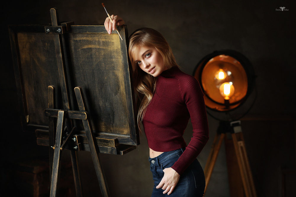 Wallpaper Model Katerina Stands At The Easel Photographer
