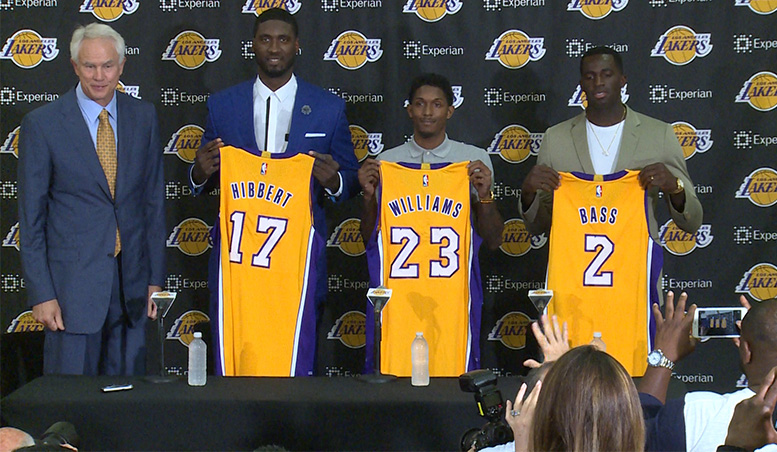 Lakers Presentan En Sociedad A Los Refuerzos Angeles