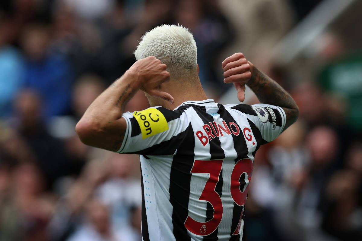 Bruno Guimar Es Gesturing To Jersey Wallpaper