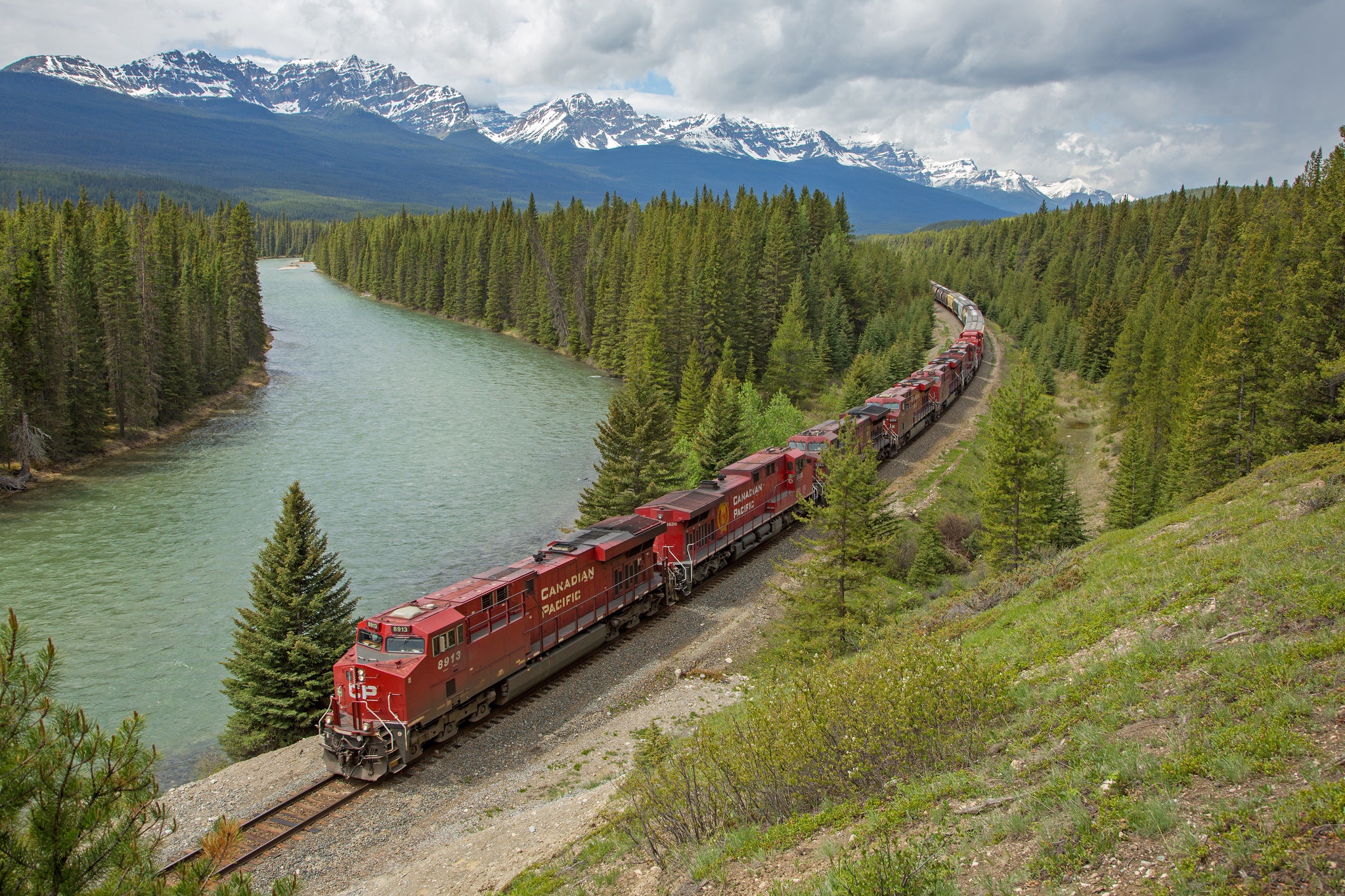 Locomotive Cp Es44ac Winding Through The Landscape HD