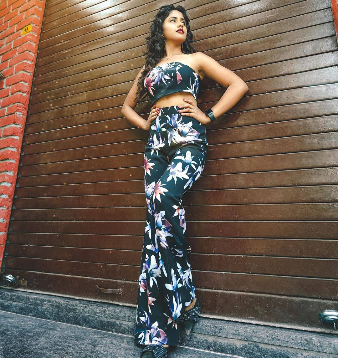 Nisha Guragain Black Floral Wallpaper