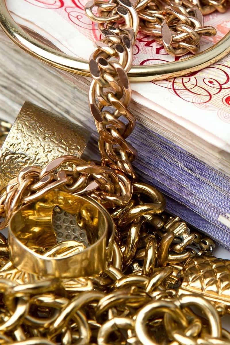 Accessorize In Style With This Gold Chain Wallpaper