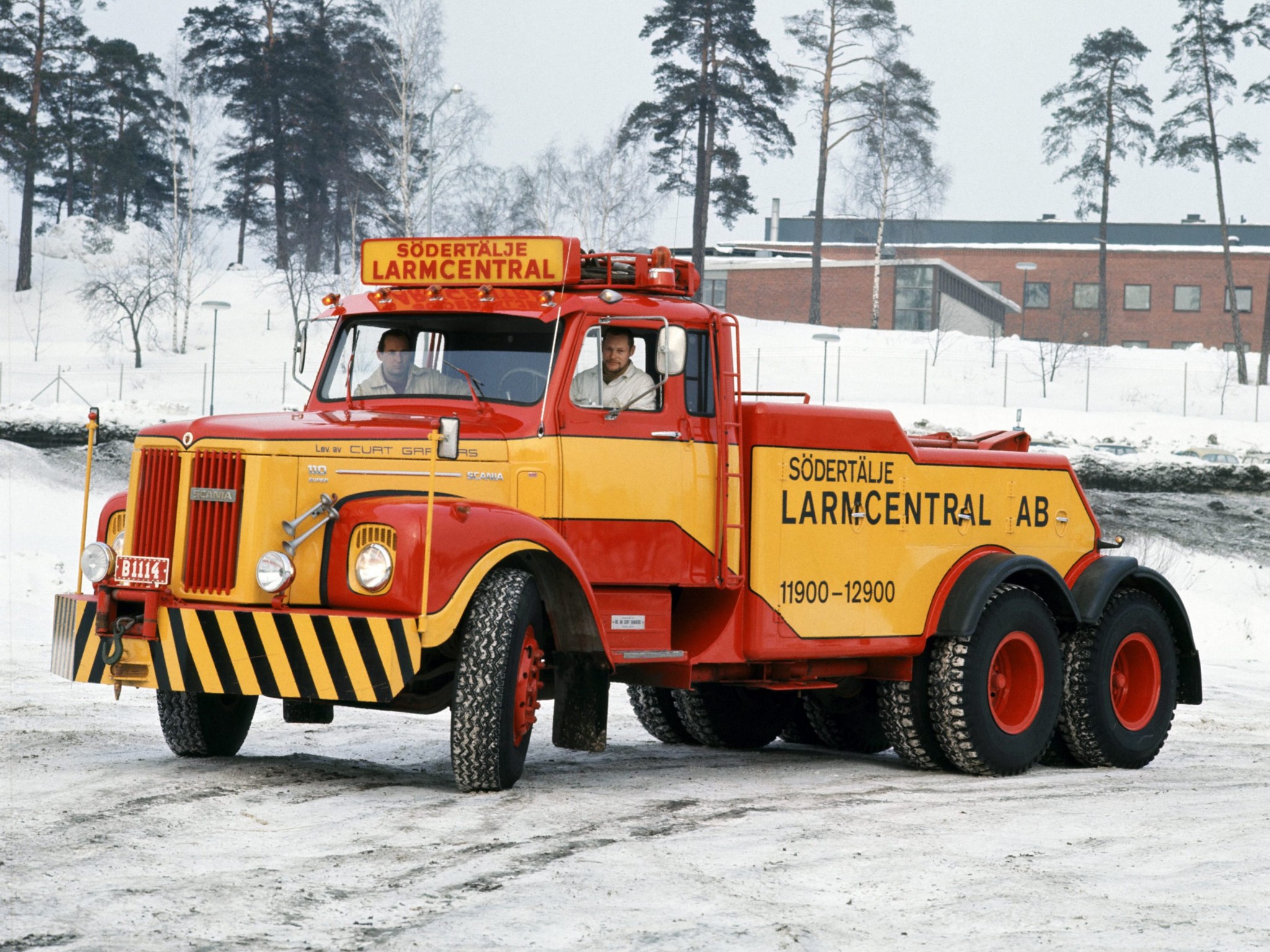 LT110 Recovery Vehicle towtruck emergency semi tractor h wallpaper