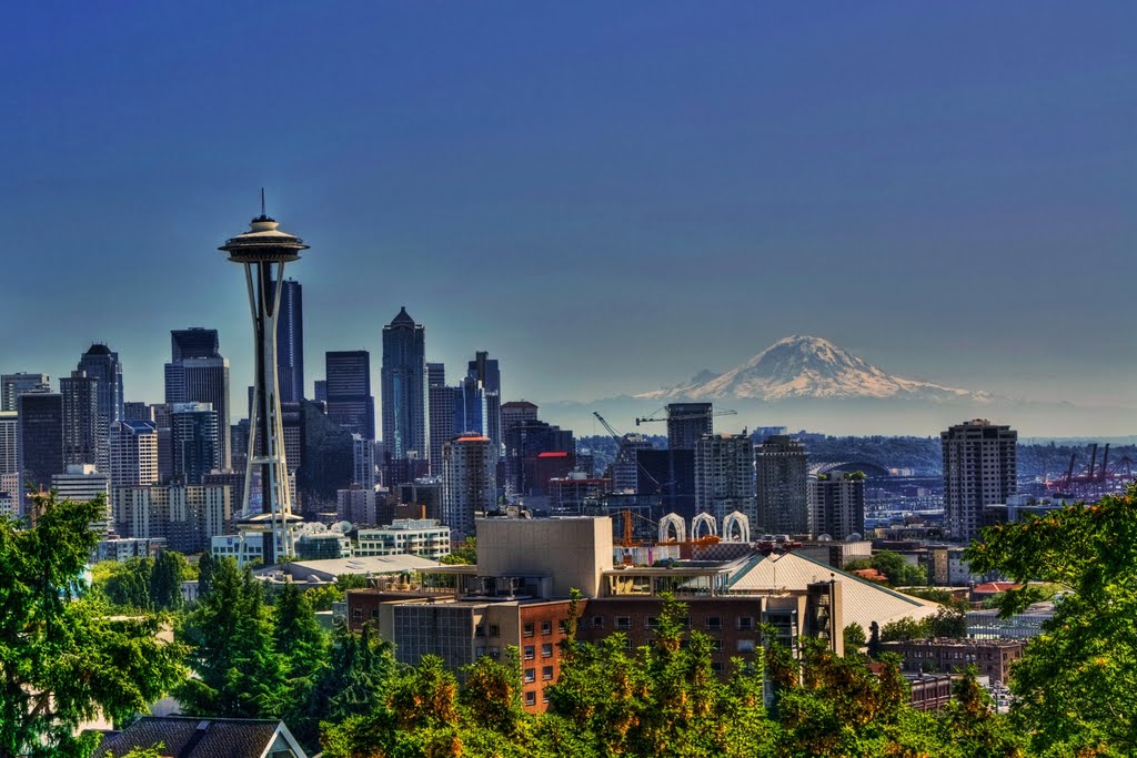 Pictures The Seattle Space Needle With Mount Rainier In Background