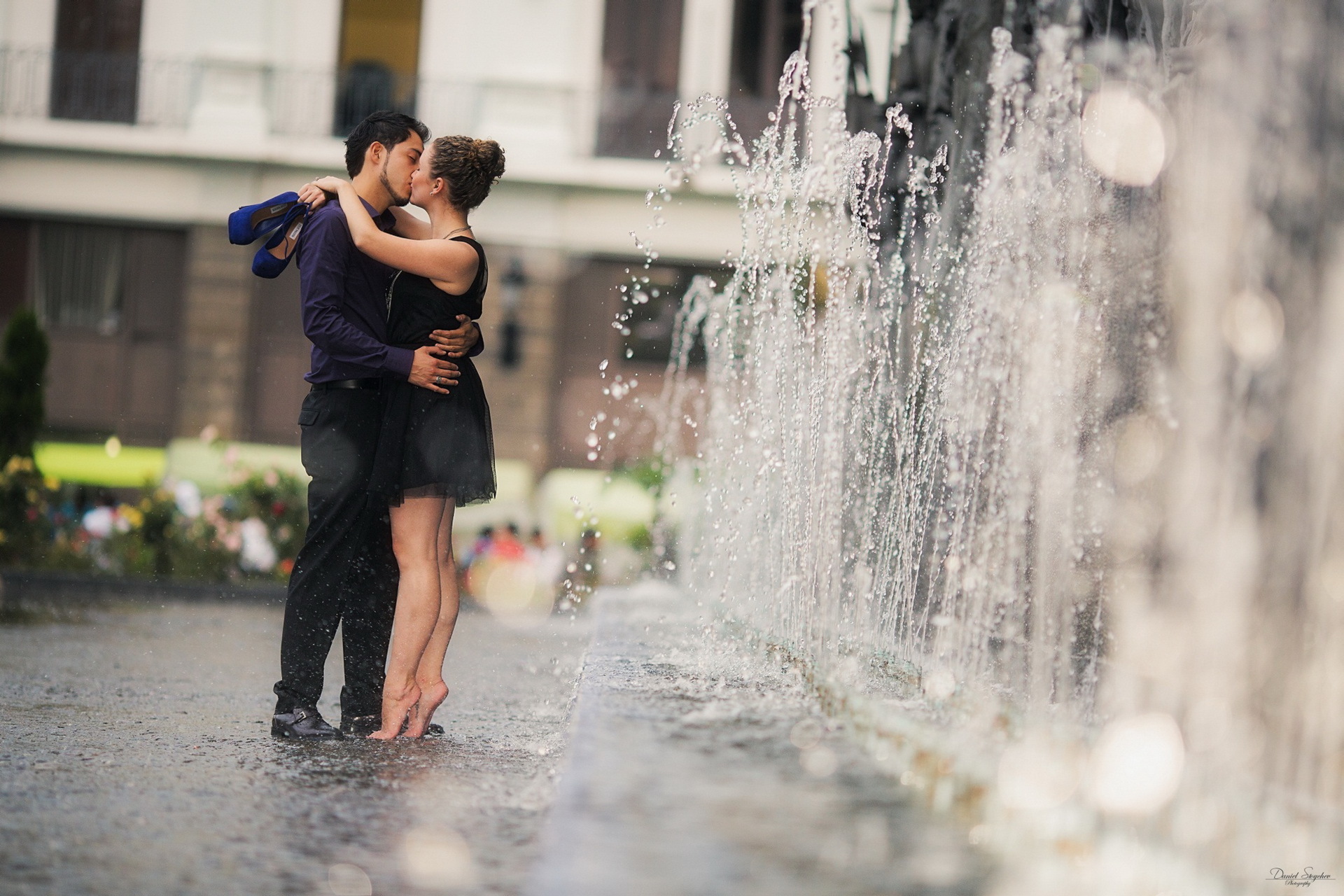 Love Romance Cuple Kiss Embrace Hug Drops Fountain Mood