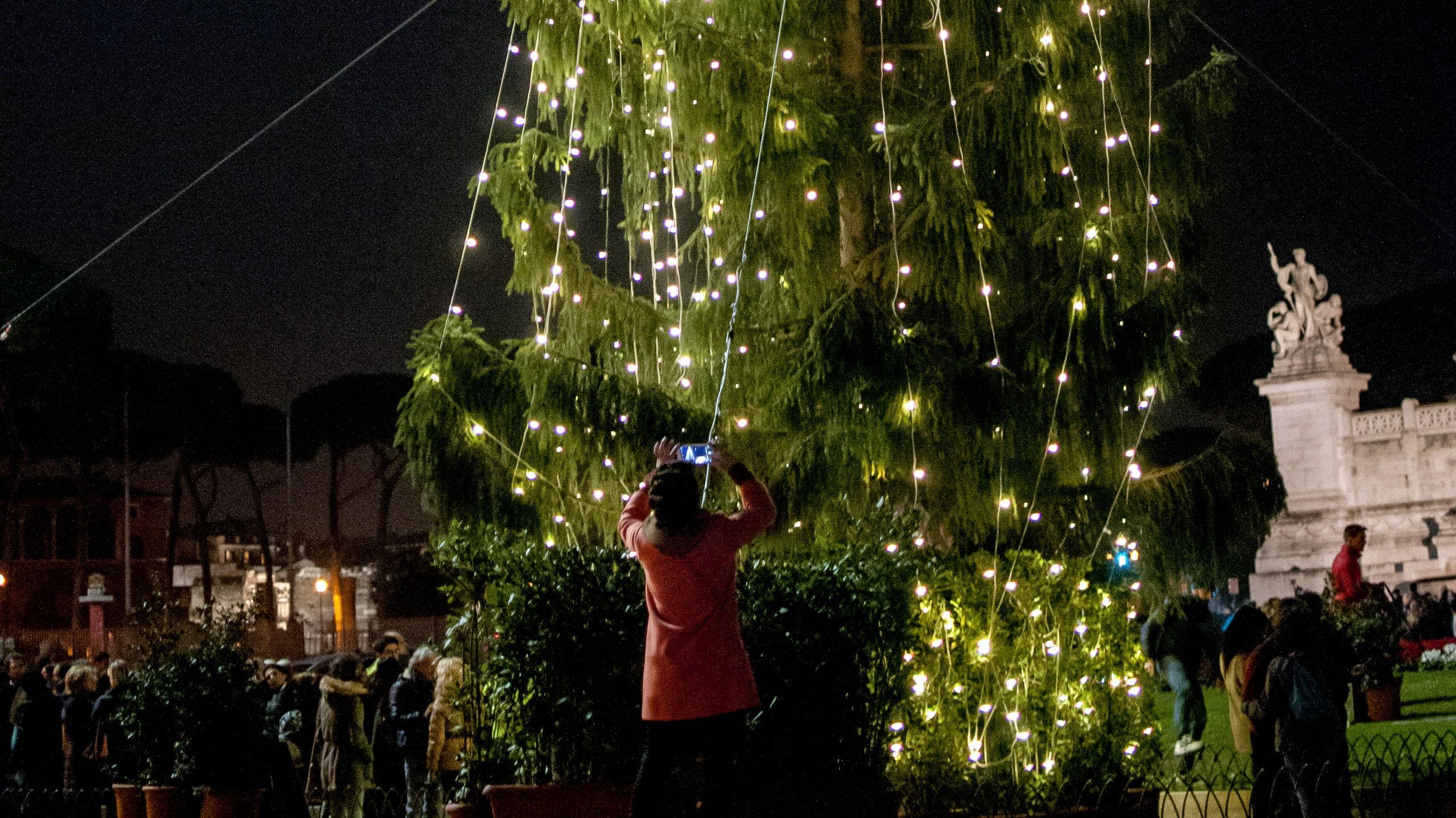 Rome S Sad Christmas Tree Gets A Makeover After Residents Plain