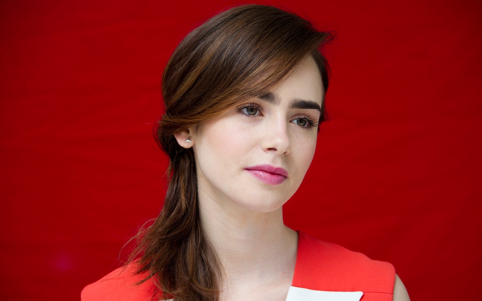 Lily Collins Background Full HD Pictures