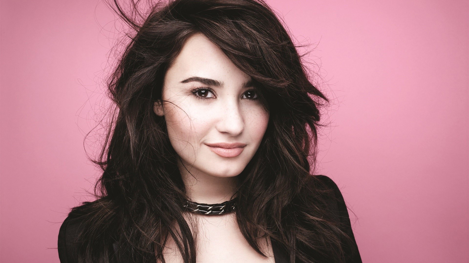 Demi Lovato HD Wallpaper For iPad