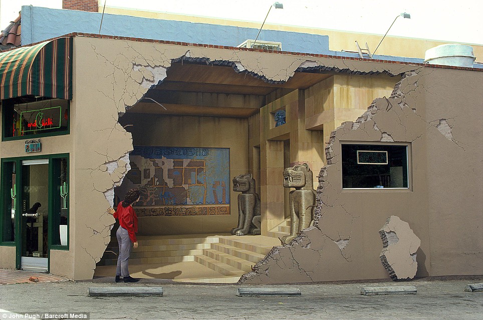 California Pugh Paints People Into The Mural To Heighten 3d Effect