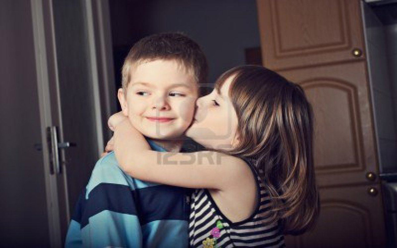 Cute Little Baby Boy And Girl Kissing HD Wallpaper