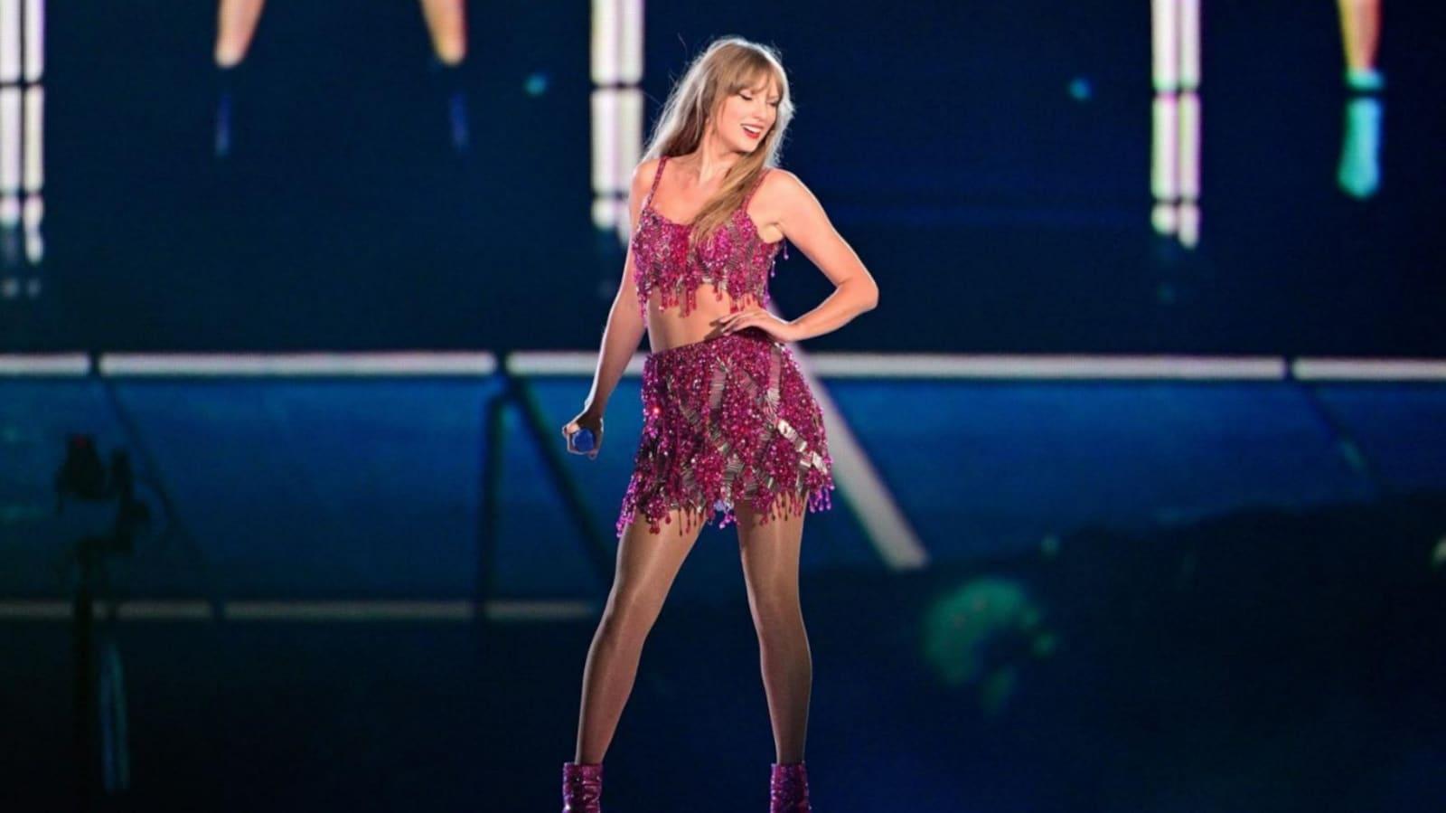 Video Taylor Swift Ducks To Avoid Bracelet Thrown At Her During