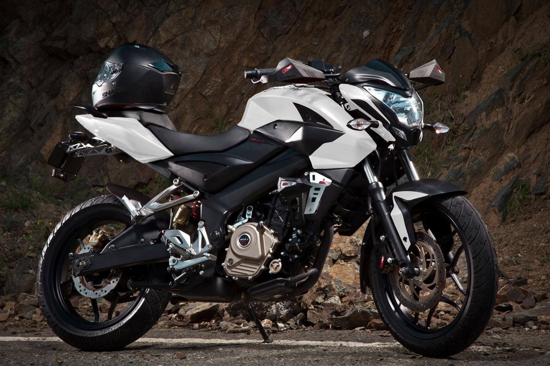 Motocicleta Pulsar Ns En Color Blanco Wallpaper