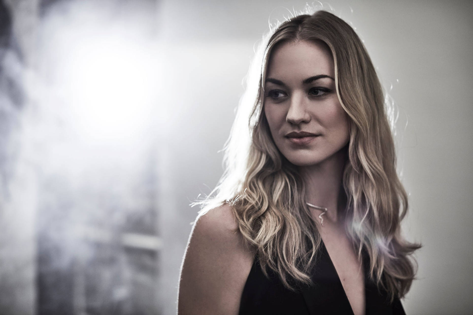 Yvonne Strahovski Wallpaper