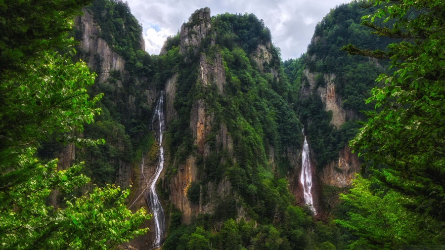 Waterfalls in Daisetsuzan National Park Japan 4K Wallpaper