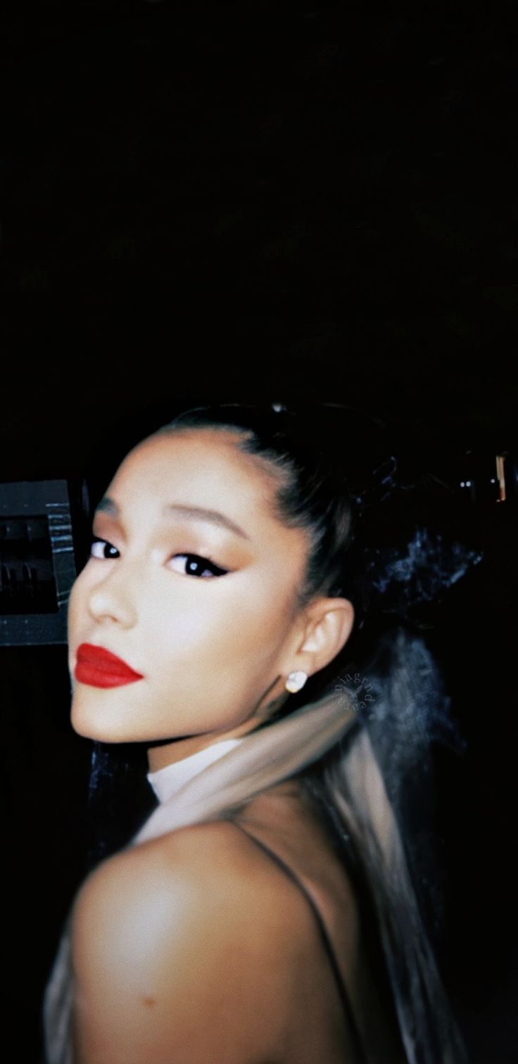 Ariana Grande Wallpaper