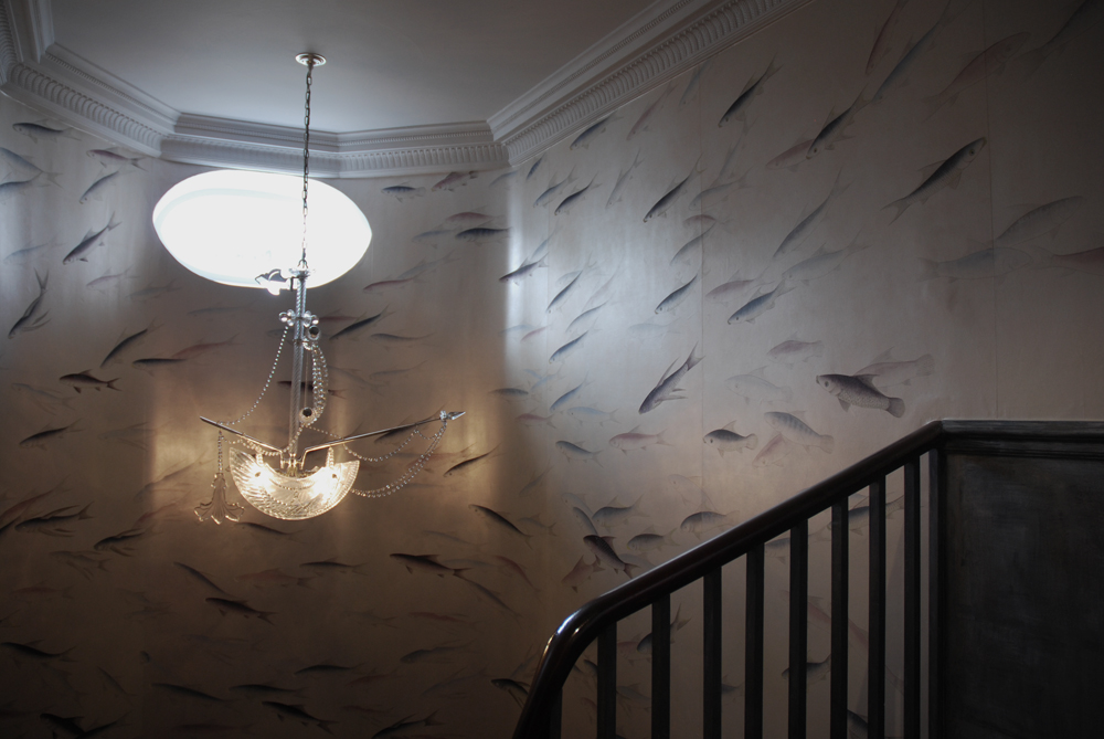 Is this rounded staircase with the de Gournay Fishes wallpaper and