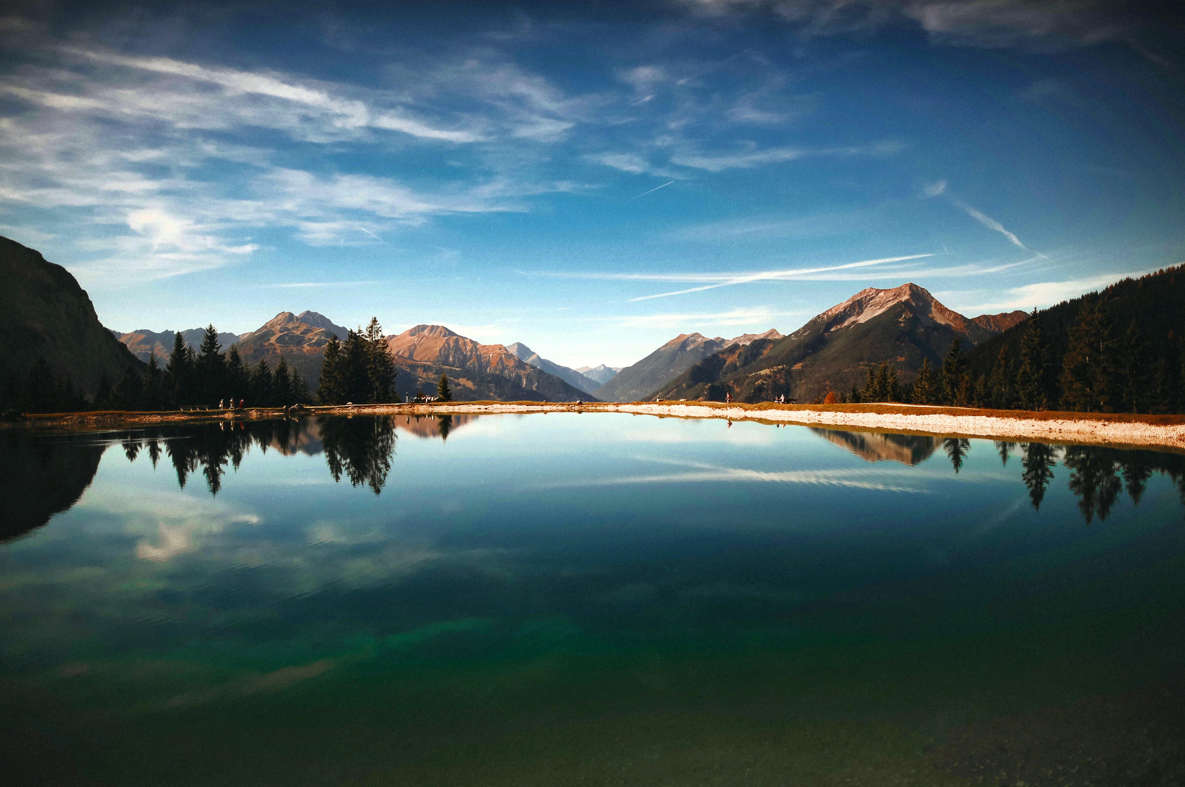 Serene mountain lake reflecting a breathtaking 4K scenery wallpaper