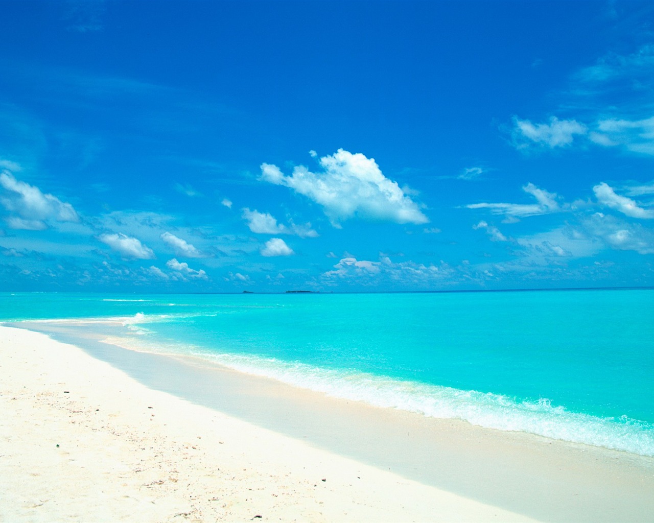 Blue Sky And Water In The White Sand Beach Wallpaper