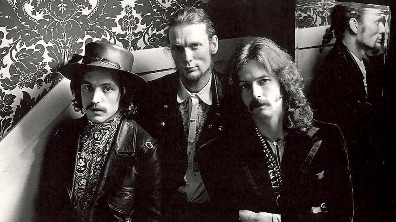 Simply Syndicated Cream Band Wallpaper