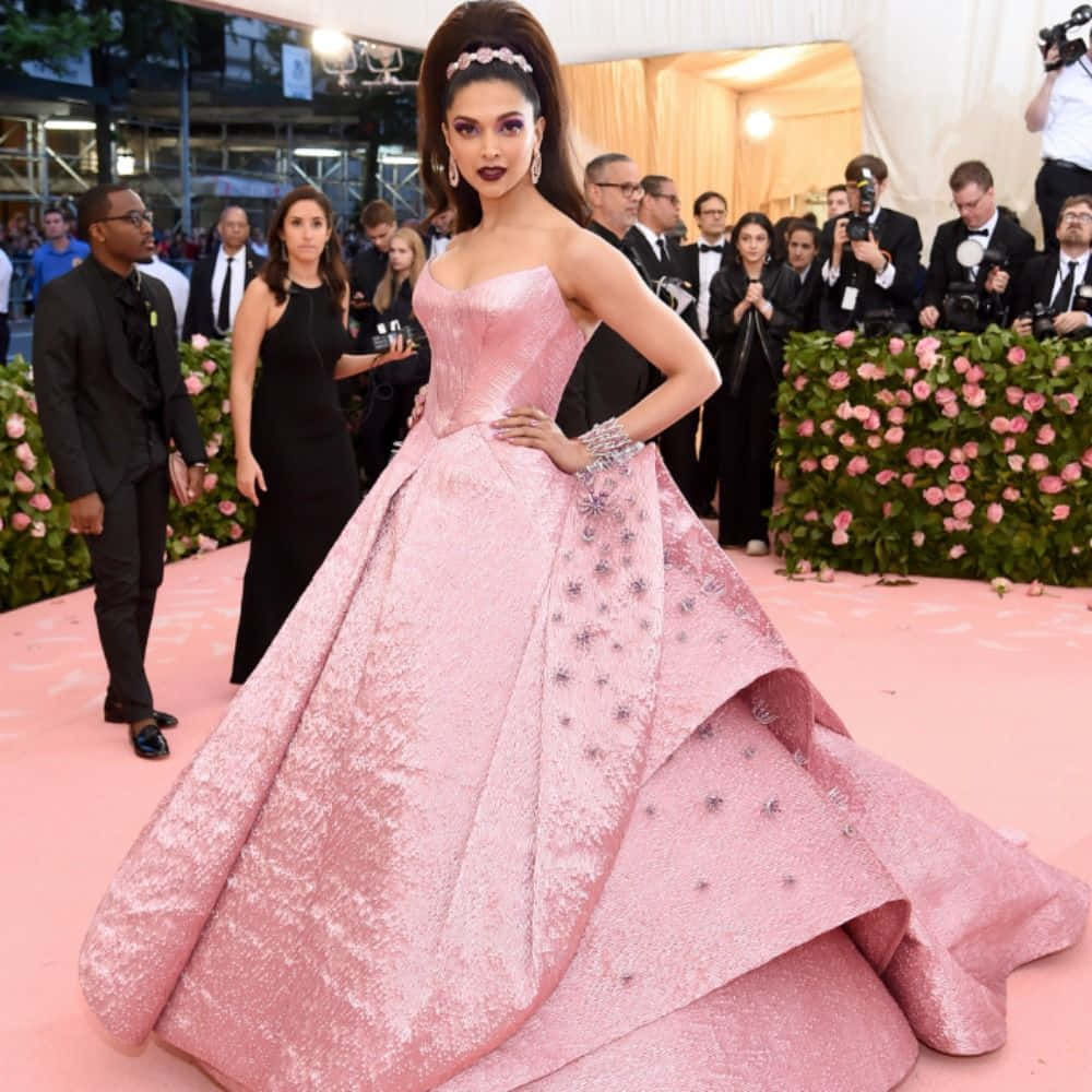 Celebrities Strike A Pose On The Met Gala Red Carpet Wallpaper
