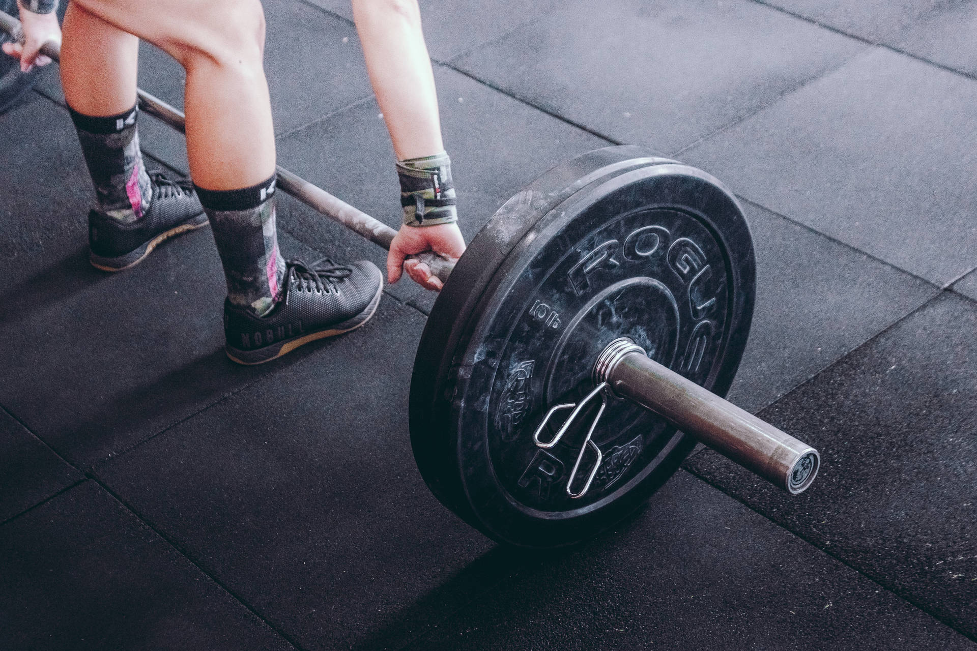 Man Weightlifting Barbell Ijas5ewqp8obygcg Wallpaper