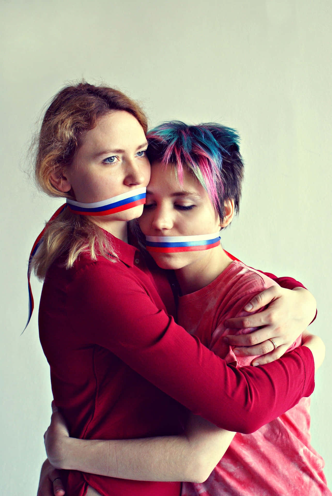 Lovely Mujeres Lesbianas Hugging Each Other Eniz6jz45qxbooqg Wallpaper