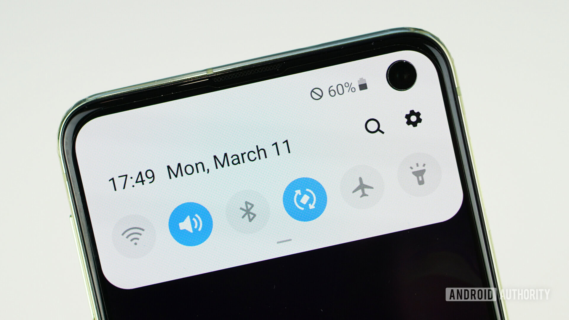 New Disney And Pixar Wallpaper Make Clever Use Of The Galaxy S10 S