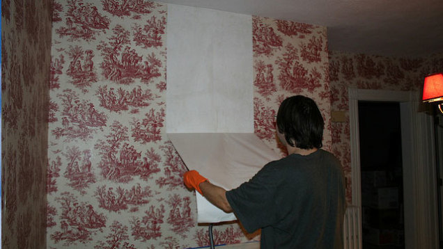 Easily Remove Wallpaper with Vinegar and Hot Water 636x358