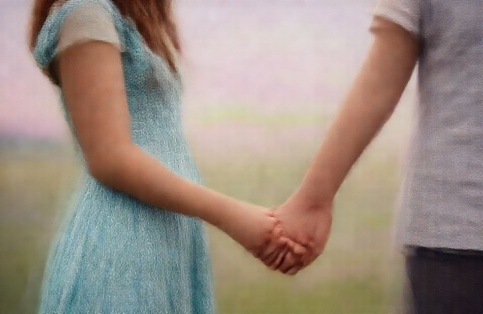 Girl And Boy Hands Love Wallpaper